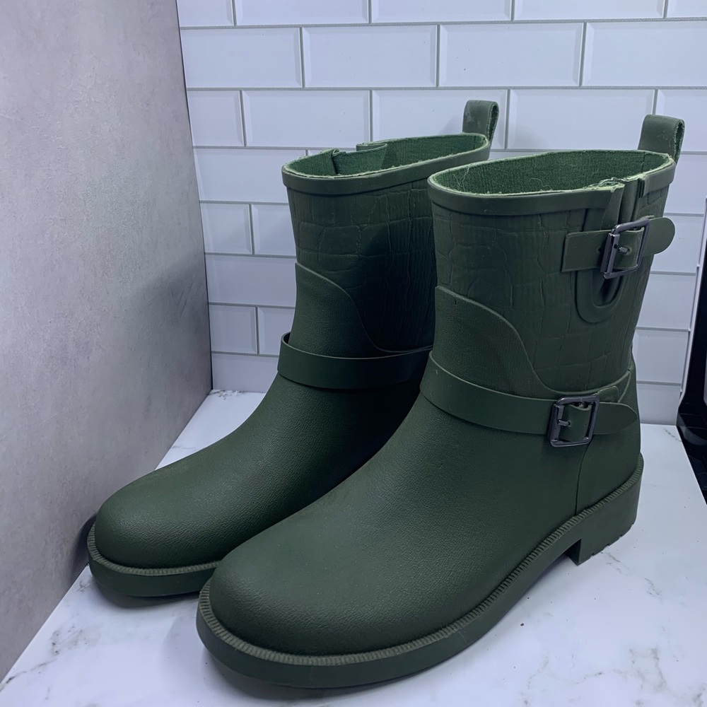 Green rubber reptile pattern rain boots
